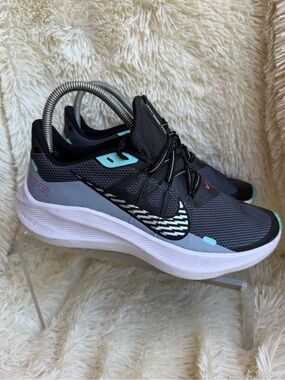 Nike Wmns Zoom Winflo 7 Shield - Obsidian Mist / Chrome Size
